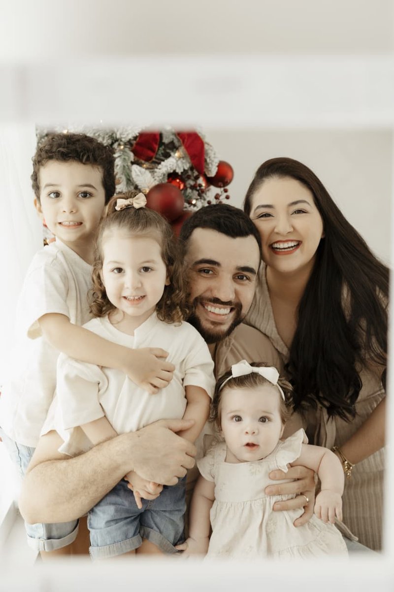 Mariana Faissal com o marido e os três filhos
